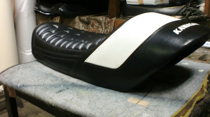 工房補修日誌｜バイクシート・自動車内装の補修,修理は張替えなしの革