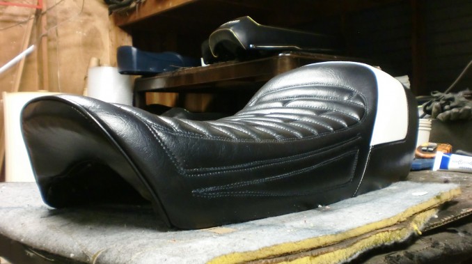工房補修日誌｜バイクシート・自動車内装の補修,修理は張替えなしの革