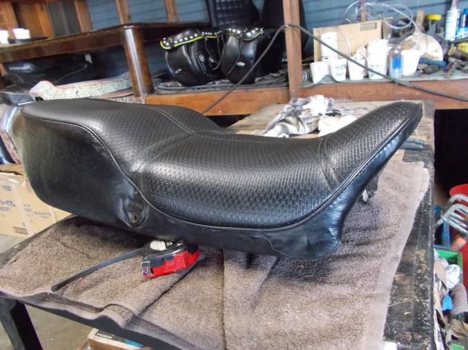 工房補修日誌｜バイクシート・自動車内装の補修,修理は張替えなしの革