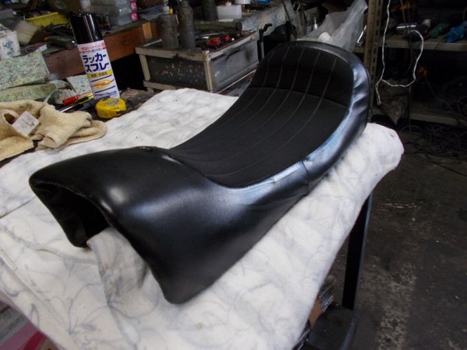 工房補修日誌｜バイクシート・自動車内装の補修,修理は張替えなしの革  